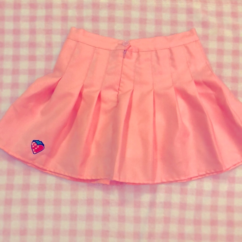 Cute strawberry pleated skirt!! 🍓